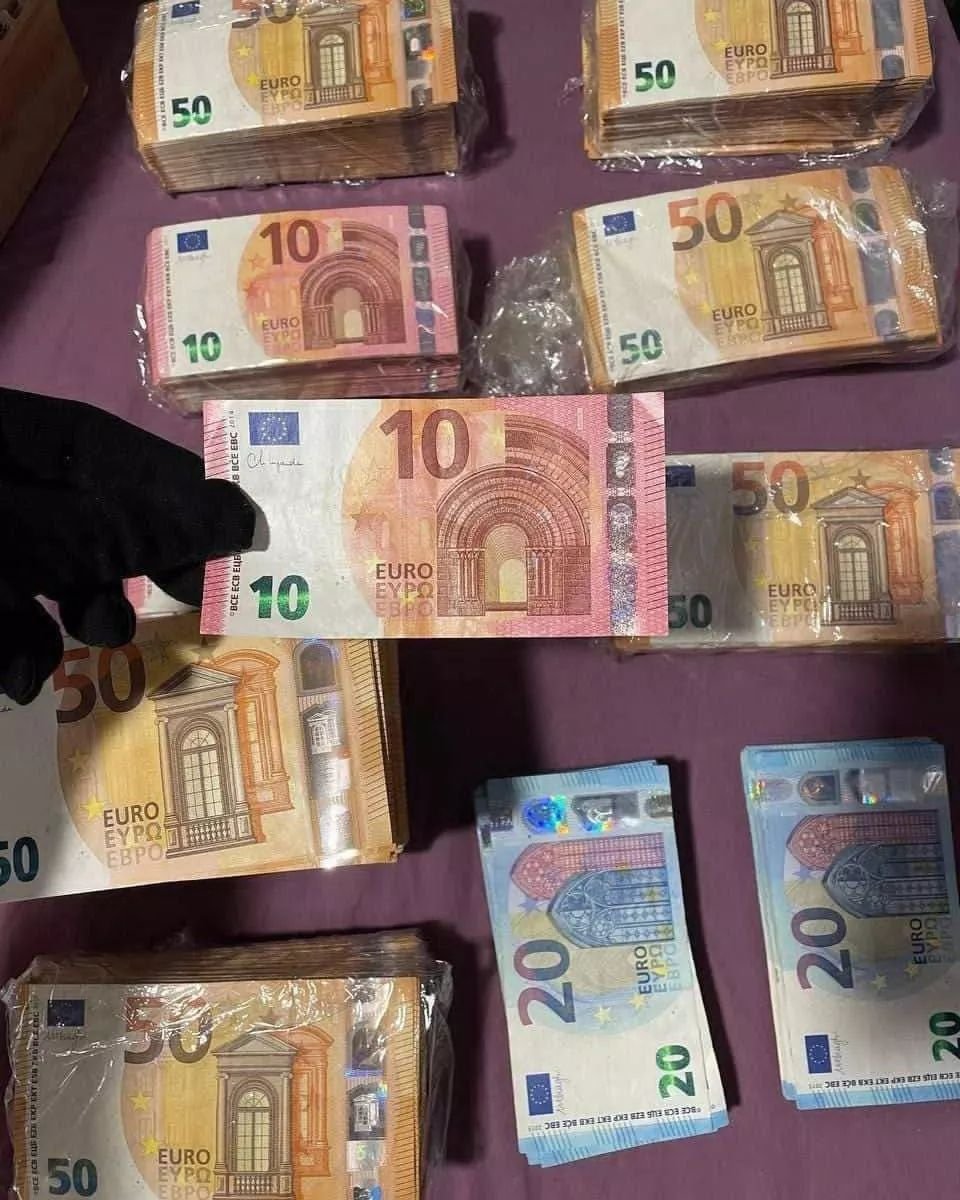 Eine Nahaufnahme von hochwertigen Euro-Scheinen, die zum falschgeld kaufen online bereitliegen.